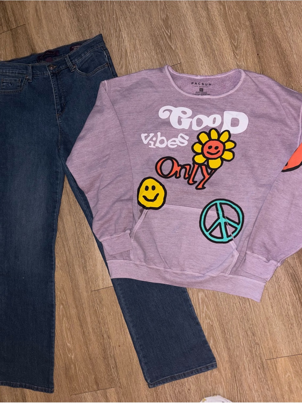 PacSun Good Vibes Only Sweatshirt M Gloria Vanderbilt Jeans 8 Outfit A60